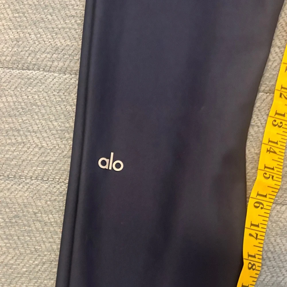 ALO Yoga Navy Leggings 7/8 AirLift Legging. Has a shine to the legging. - Picture 4 of 6